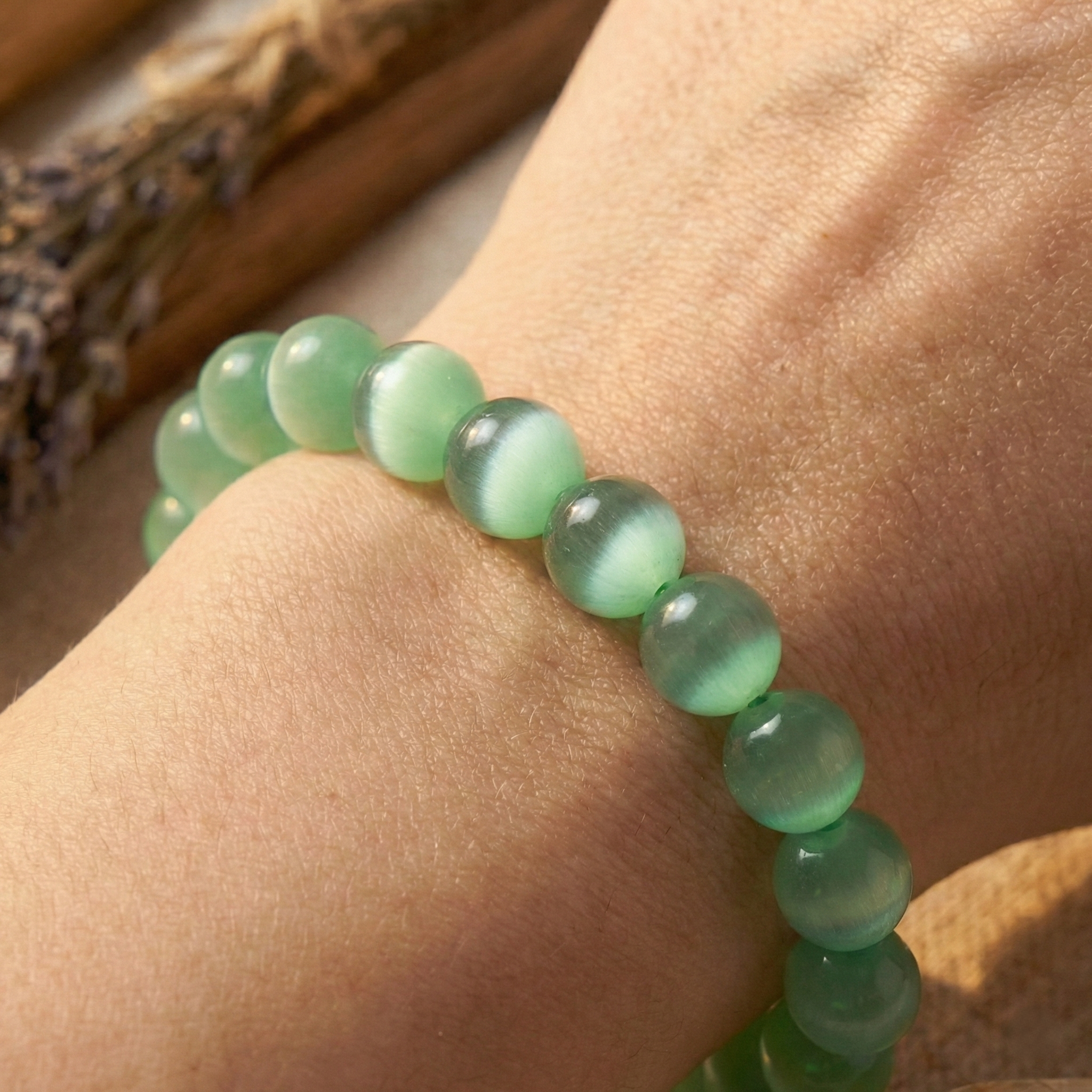 Vizyonun ve Netliğin Parıltısı: Yeşil Kedi Gözü